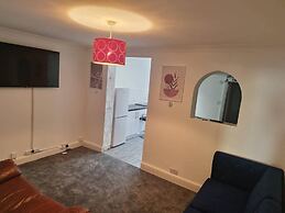 Gillingham 4-bed Stay - Wifi, Parking, Ldn Access