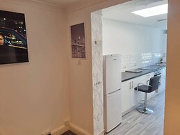 Gillingham 4-bed Stay - Wifi, Parking, Ldn Access