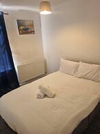 Gillingham 4-bed Stay - Wifi, Parking, Ldn Access