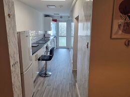 Gillingham 4-bed Stay - Wifi, Parking, Ldn Access