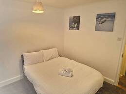 Gillingham 4-bed Stay - Wifi, Parking, Ldn Access