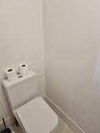 Gillingham 4-bed Stay - Wifi, Parking, Ldn Access