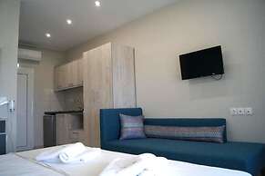 Aquamare Studios Pool and Seaview Escape