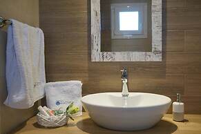 Aquamare Studios Pool and Seaview Escape