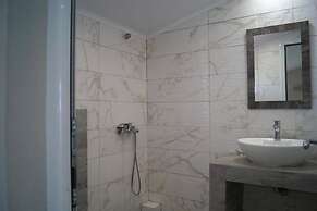 Aquamare Studios - Seaview Suite & Pool Bliss