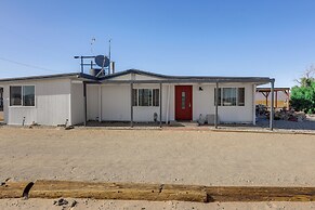 Hiker's Paradise: Twentynine Palms Home w/ Deck!