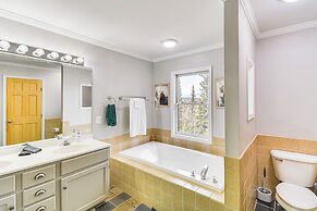 9 Mi to Fairplay Beach: Mountain-view Getaway!