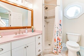 Hidden Gem: Steps to Lake Michigan & Downtown!