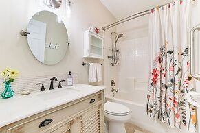 Hidden Gem: Steps to Lake Michigan & Downtown!