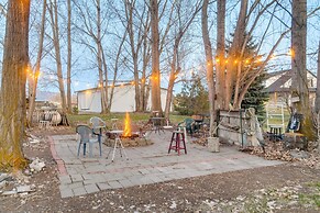 2 Mi to Snake River: Quaint Farmhouse w/ Patio!