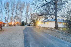 2 Mi to Snake River: Quaint Farmhouse w/ Patio!