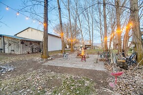 2 Mi to Snake River: Quaint Farmhouse w/ Patio!