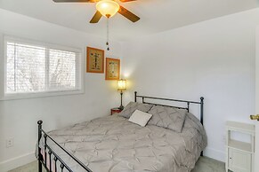 2 Mi to Snake River: Quaint Farmhouse w/ Patio!