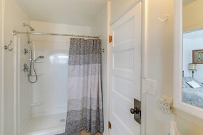 2 Mi to Snake River: Quaint Farmhouse w/ Patio!