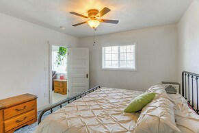 2 Mi to Snake River: Quaint Farmhouse w/ Patio!