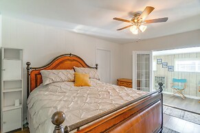 2 Mi to Snake River: Quaint Farmhouse w/ Patio!