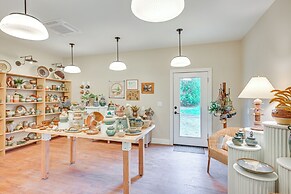 8 Mi to Lake Michigan: Creative Retreat w/ Deck!