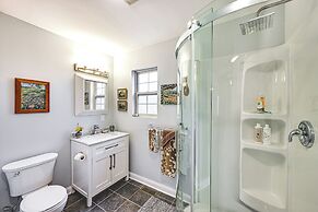 8 Mi to Lake Michigan: Creative Retreat w/ Deck!