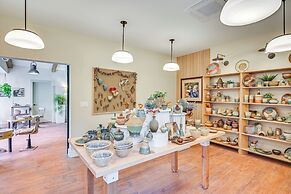 8 Mi to Lake Michigan: Creative Retreat w/ Deck!