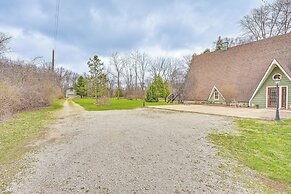 8 Mi to Lake Michigan: Creative Retreat w/ Deck!