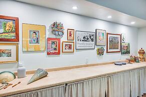 8 Mi to Lake Michigan: Creative Retreat w/ Deck!