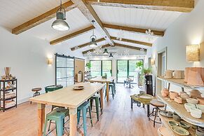 8 Mi to Lake Michigan: Creative Retreat w/ Deck!