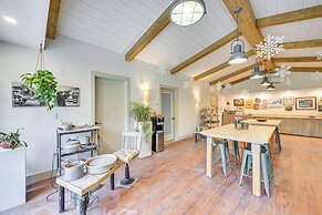 8 Mi to Lake Michigan: Creative Retreat w/ Deck!