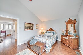 8 Mi to Lake Michigan: Creative Retreat w/ Deck!