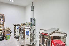 8 Mi to Lake Michigan: Creative Retreat w/ Deck!