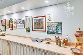 8 Mi to Lake Michigan: Creative Retreat w/ Deck!