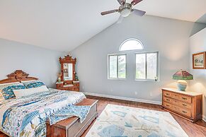 8 Mi to Lake Michigan: Creative Retreat w/ Deck!