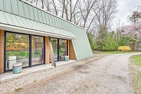 8 Mi to Lake Michigan: Creative Retreat w/ Deck!