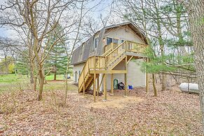 8 Mi to Lake Michigan: Creative Retreat w/ Deck!