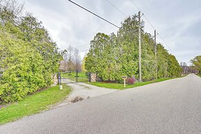 8 Mi to Lake Michigan: Creative Retreat w/ Deck!