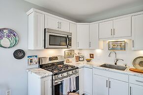 8 Mi to Lake Michigan: Creative Retreat w/ Deck!