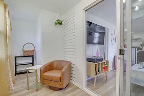 Walk to Memorial Stadium: Family Home w/ Patio