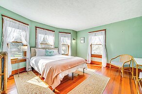 'chestnut Hill' Vintage Farmhouse w/ Deck & Yard