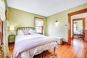 'chestnut Hill' Vintage Farmhouse w/ Deck & Yard