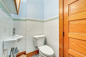 'chestnut Hill' Vintage Farmhouse w/ Deck & Yard