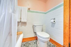 'chestnut Hill' Vintage Farmhouse w/ Deck & Yard