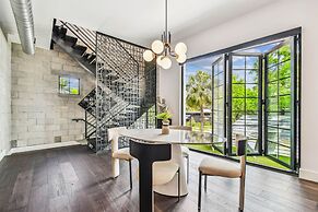 NEW The Strata Barn - Luxury Hyde Park Townhome