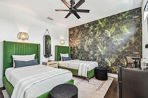 NEW The Strata Barn - Luxury Hyde Park Townhome