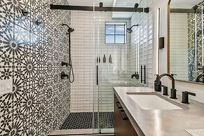 NEW The Strata Barn - Luxury Hyde Park Townhome