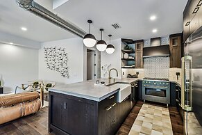 NEW The Strata Barn - Luxury Hyde Park Townhome