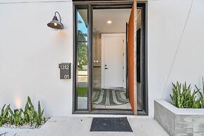 NEW The Strata Barn - Luxury Hyde Park Townhome