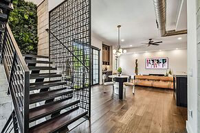 NEW The Strata Barn - Luxury Hyde Park Townhome