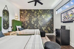 NEW The Strata Barn - Luxury Hyde Park Townhome