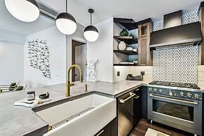 NEW The Strata Barn - Luxury Hyde Park Townhome