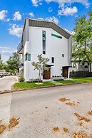 NEW The Strata Barn - Luxury Hyde Park Townhome