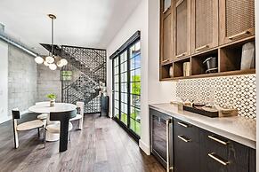 NEW The Strata Barn - Luxury Hyde Park Townhome